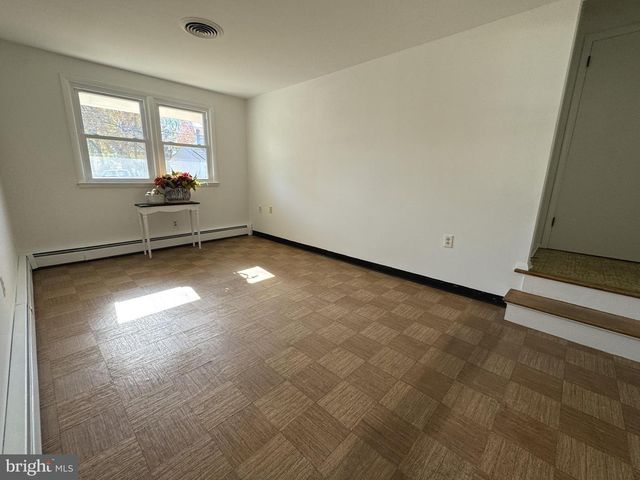 16 DEWBERRY DR, Trenton, NJ 08610