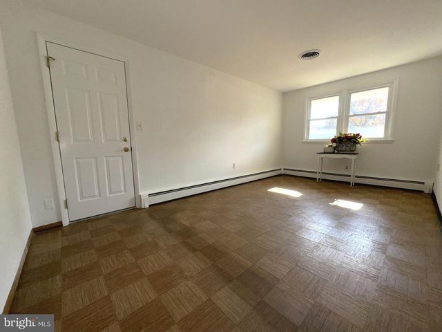 16 DEWBERRY DR, Trenton, NJ 08610