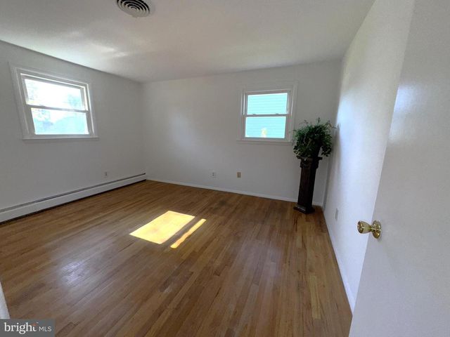 16 DEWBERRY DR, Trenton, NJ 08610