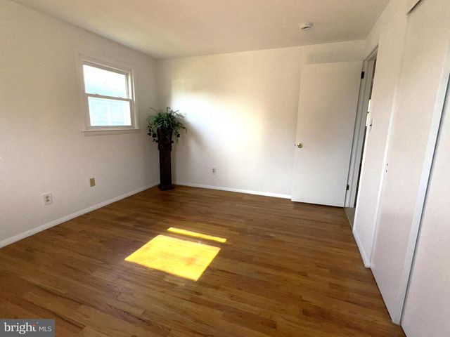 16 DEWBERRY DR, Trenton, NJ 08610