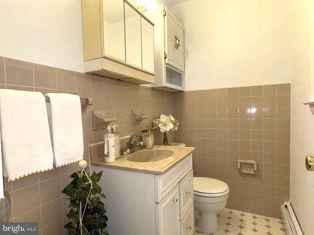 16 DEWBERRY DR, Trenton, NJ 08610