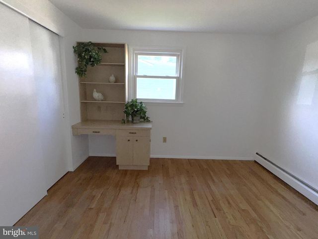 16 DEWBERRY DR, Trenton, NJ 08610