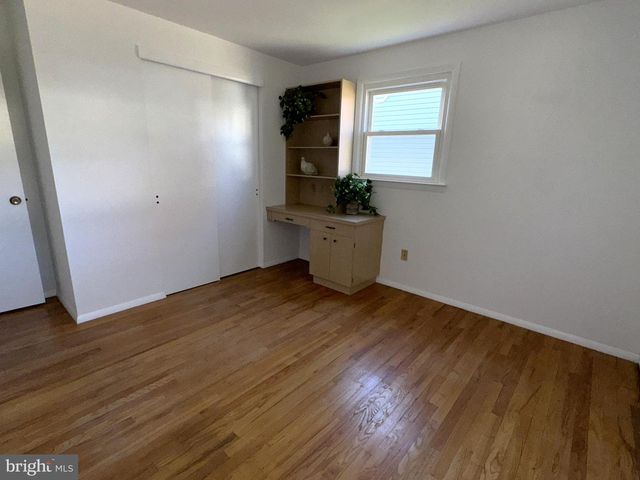 16 DEWBERRY DR, Trenton, NJ 08610