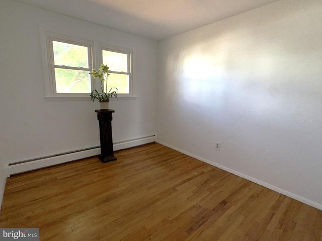 16 DEWBERRY DR, Trenton, NJ 08610