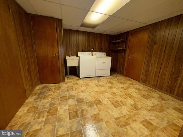 16 DEWBERRY DR, Trenton, NJ 08610