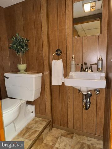 16 DEWBERRY DR, Trenton, NJ 08610