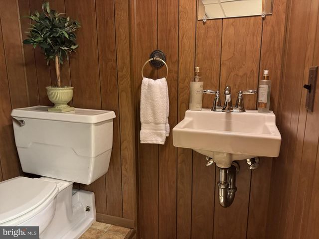 16 DEWBERRY DR, Trenton, NJ 08610