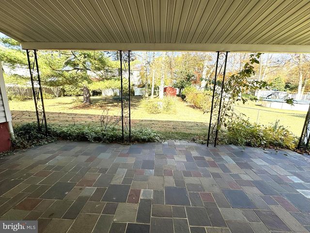 16 DEWBERRY DR, Trenton, NJ 08610