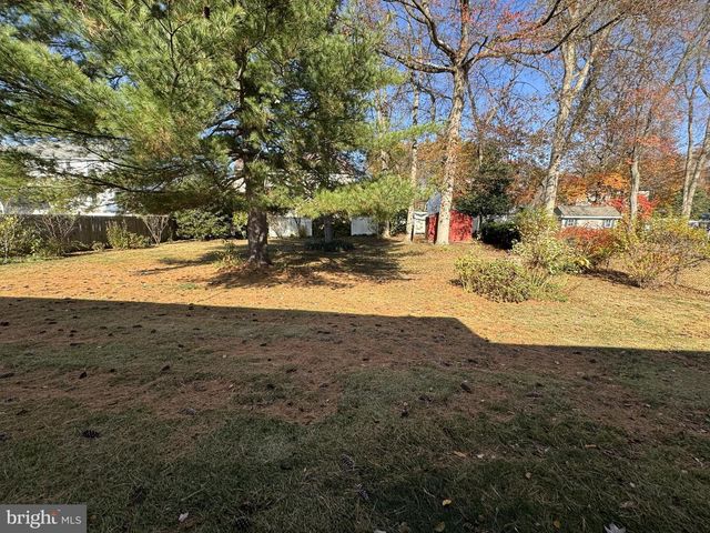 16 DEWBERRY DR, Trenton, NJ 08610