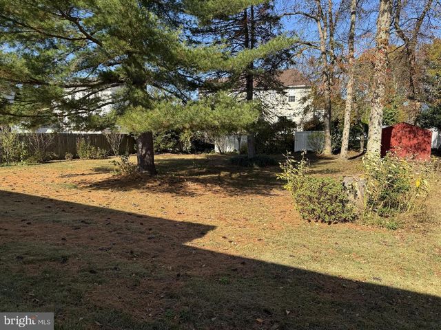 16 DEWBERRY DR, Trenton, NJ 08610