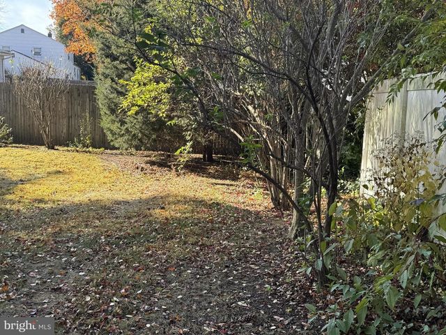 16 DEWBERRY DR, Trenton, NJ 08610