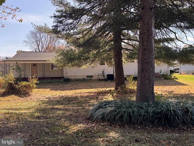 16 DEWBERRY DR, Trenton, NJ 08610