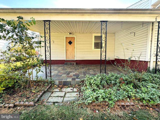 16 DEWBERRY DR, Trenton, NJ 08610