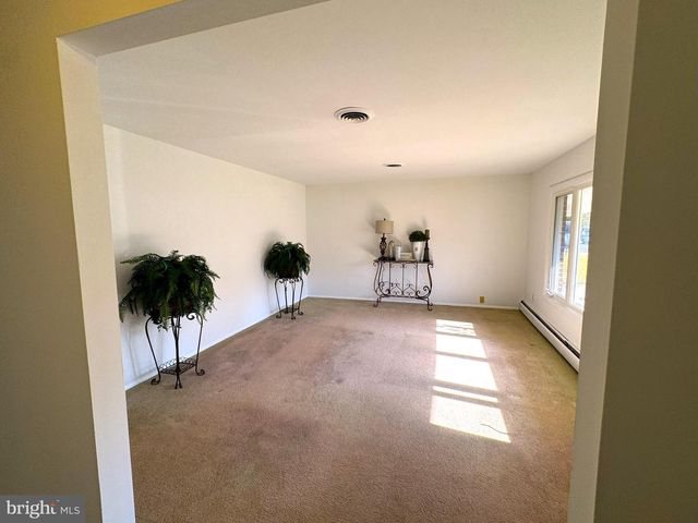 16 DEWBERRY DR, Trenton, NJ 08610