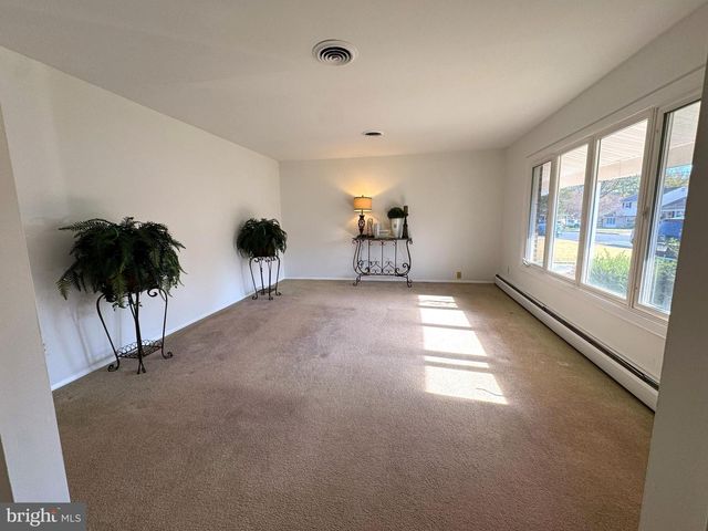 16 DEWBERRY DR, Trenton, NJ 08610