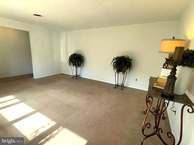 16 DEWBERRY DR, Trenton, NJ 08610