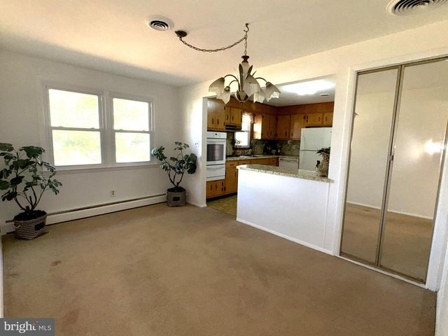 16 DEWBERRY DR, Trenton, NJ 08610