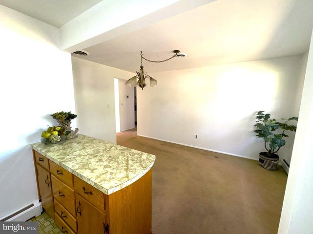 16 DEWBERRY DR, Trenton, NJ 08610