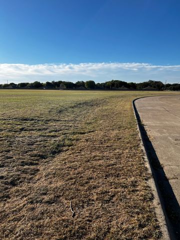501 W Wintergreen Road W, Desoto, TX 75115