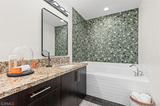 21 Gramercy 220, Irvine, CA 92612