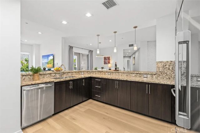 21 Gramercy 220, Irvine, CA 92612