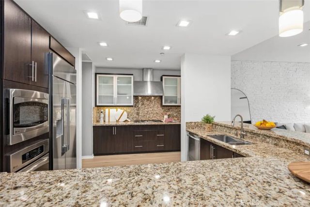 21 Gramercy 220, Irvine, CA 92612