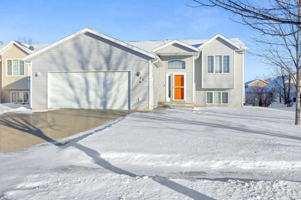 921 Homestead Court, West Fargo, ND 58078