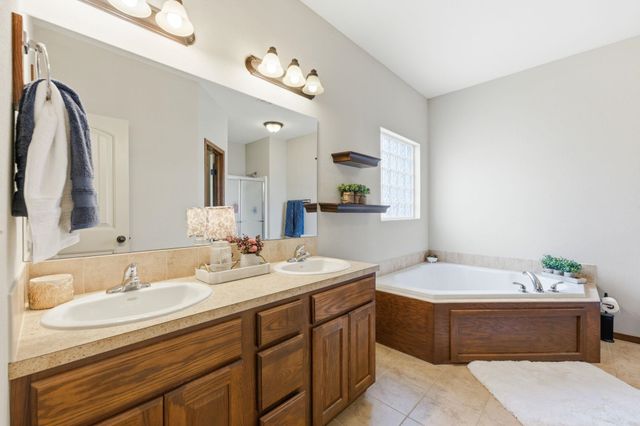 2402 S Fieldcrest, Wichita, KS 67215