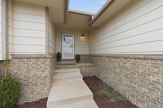 2402 S Fieldcrest, Wichita, KS 67215
