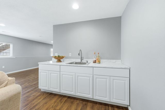 2402 S Fieldcrest, Wichita, KS 67215