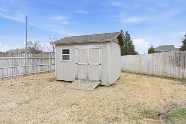 2402 S Fieldcrest, Wichita, KS 67215