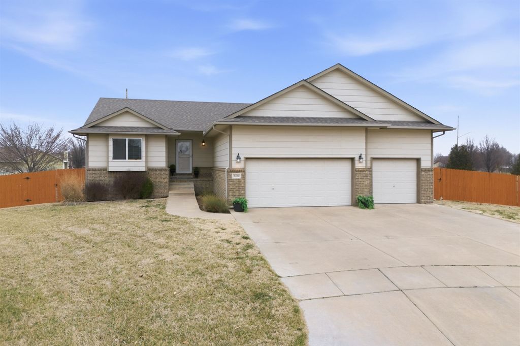 2402 S Fieldcrest, Wichita, KS 67215