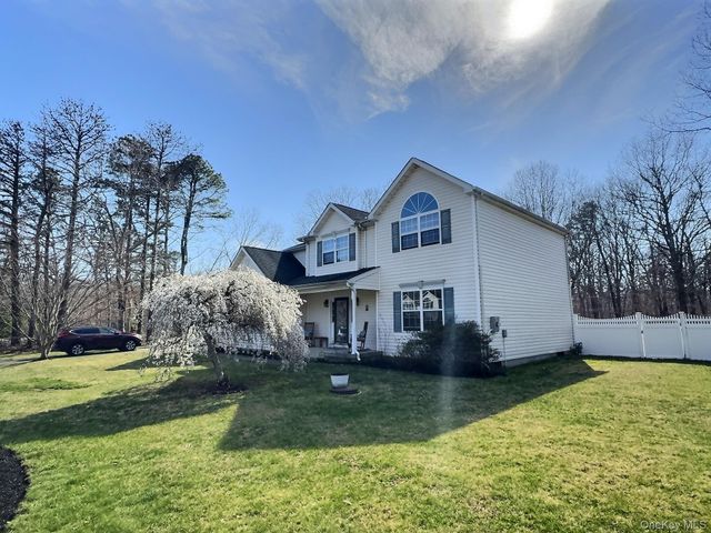 29 Terra Pines Gate, Yaphank, NY 11980