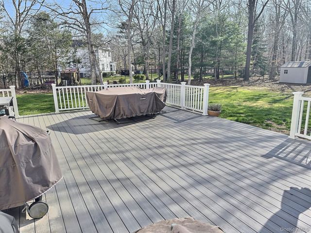 29 Terra Pines Gate, Yaphank, NY 11980