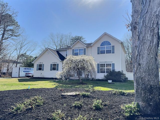 29 Terra Pines Gate, Yaphank, NY 11980