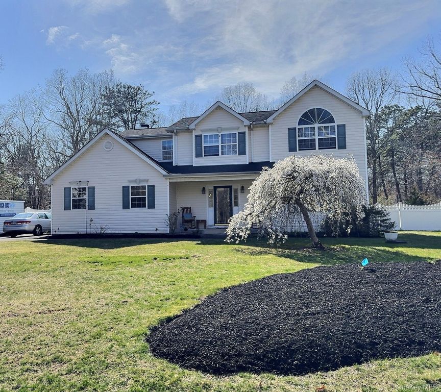 29 Terra Pines Gate, Yaphank, NY 11980