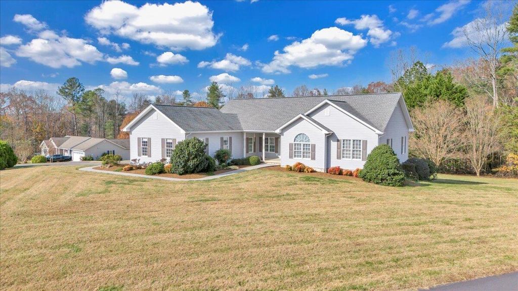 28 Queen Mothers CT, Wirtz, VA 24184