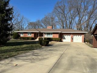 9931 South Road, Fairview Heights, IL 62208