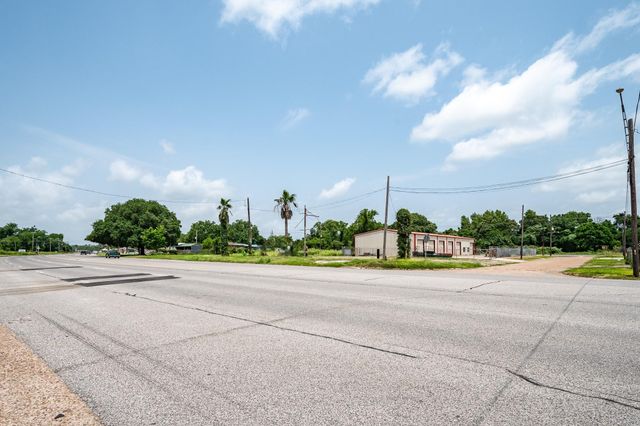 915 Highway 90, Liberty, TX 77575