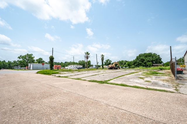 915 Highway 90, Liberty, TX 77575