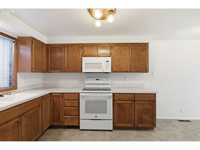 2281 RIDGEWAY Dr, Eugene, OR 97401