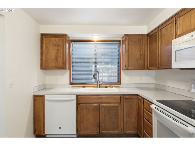 2281 RIDGEWAY Dr, Eugene, OR 97401