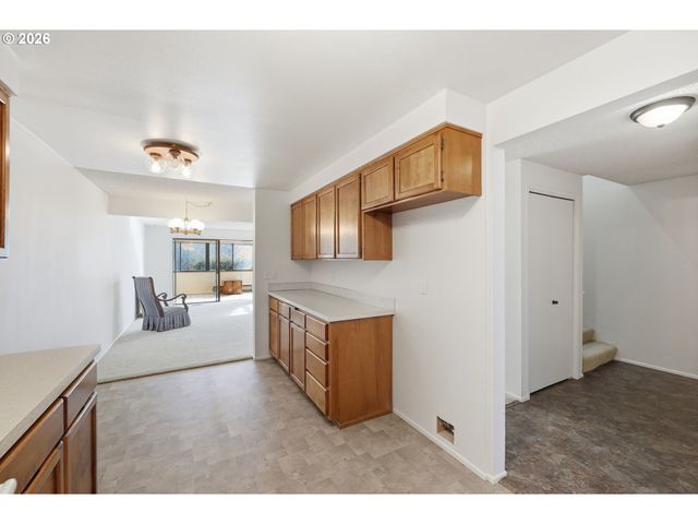 2281 RIDGEWAY Dr, Eugene, OR 97401