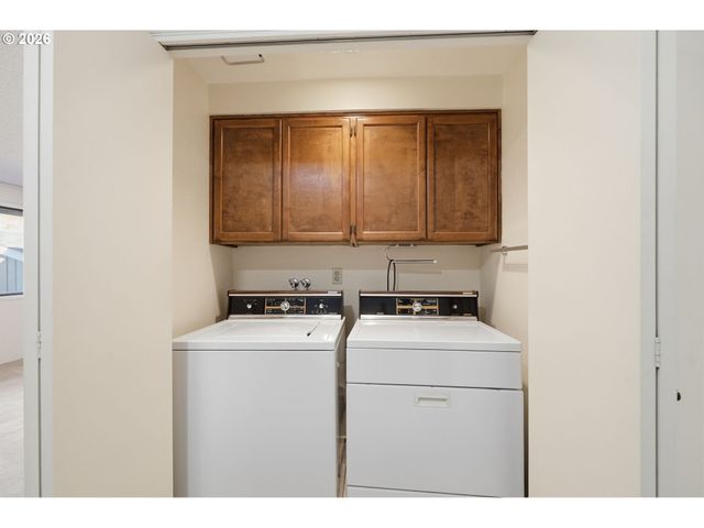 2281 RIDGEWAY Dr, Eugene, OR 97401