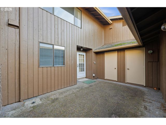 2281 RIDGEWAY Dr, Eugene, OR 97401