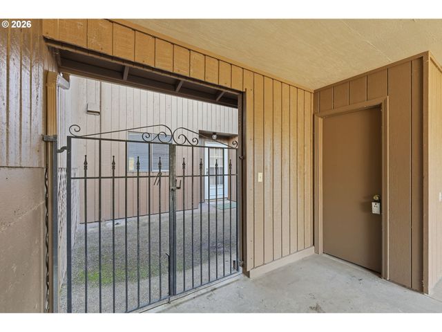 2281 RIDGEWAY Dr, Eugene, OR 97401