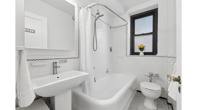 235 E 22nd St Apt 9N, New York City, NY 10010