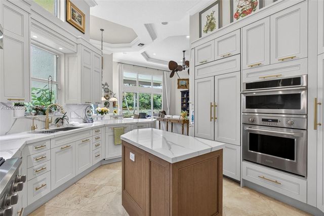 111 Abondance Dr, Palm Beach Gardens, FL 33410