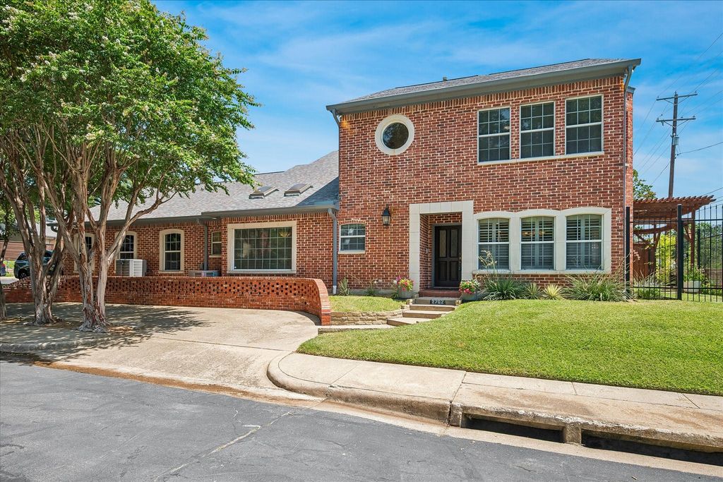 2702 Lawtherwood Court, Dallas, TX 75214