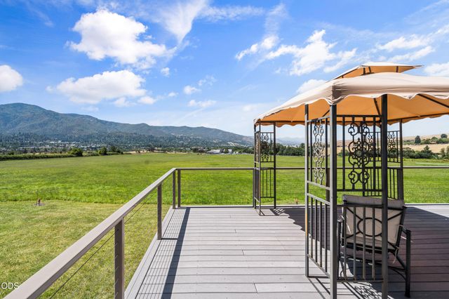 40 Ashland Acres Road, Ashland, OR 97520